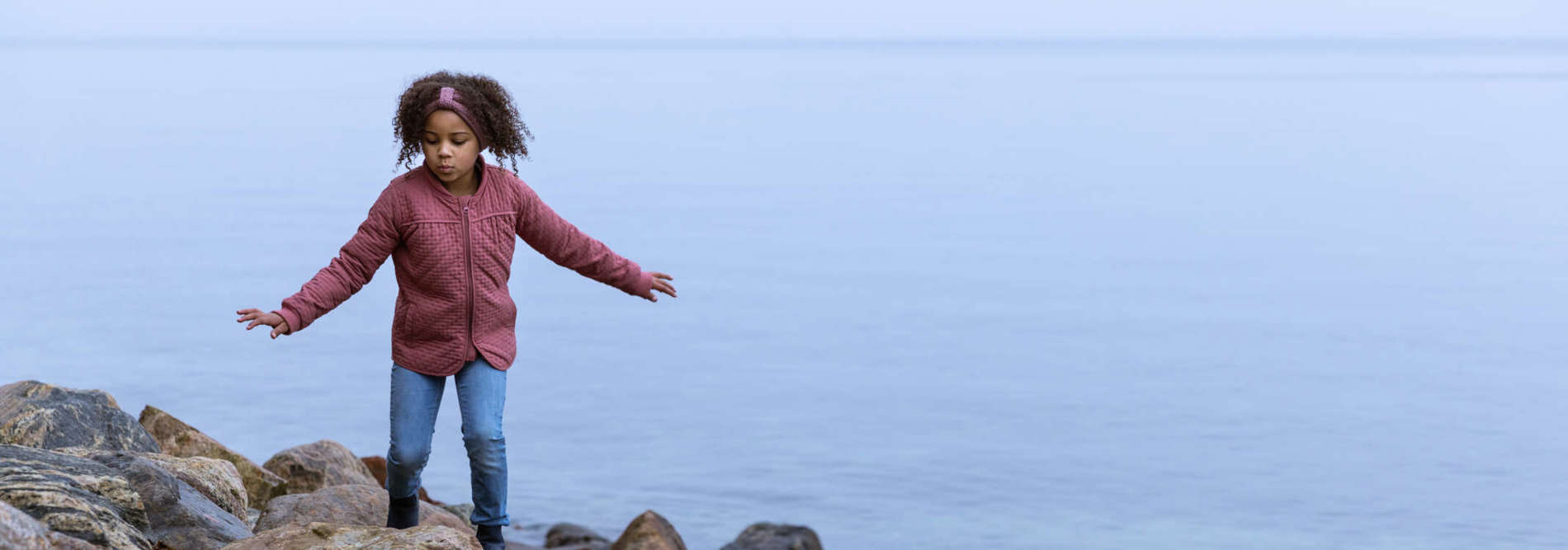 curly hair girl by the sea (5)